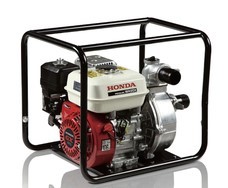 pompa do nawadniania model Honda WH20X charakteryzującą się maksymalną wydajnością 500 l/min., wysokością ssania 8 m i maksymalną wysokością podnoszenia wynoszącą 50 m.”